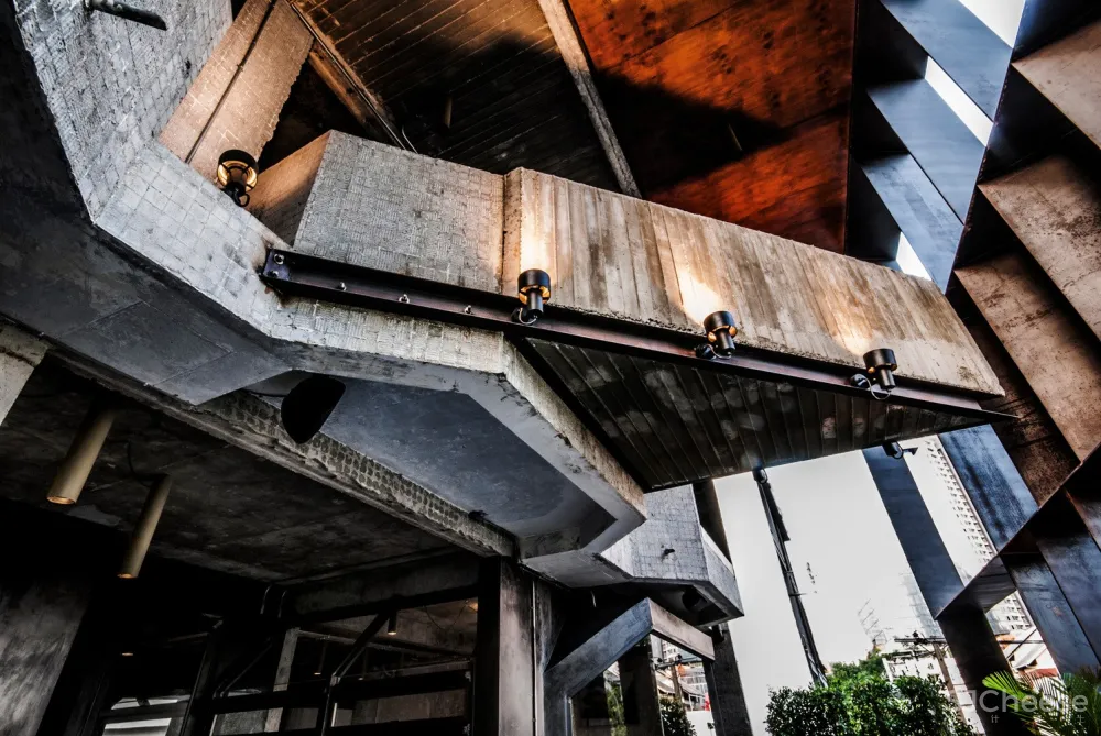 “过时的”混凝土泰国餐厅 / Lump