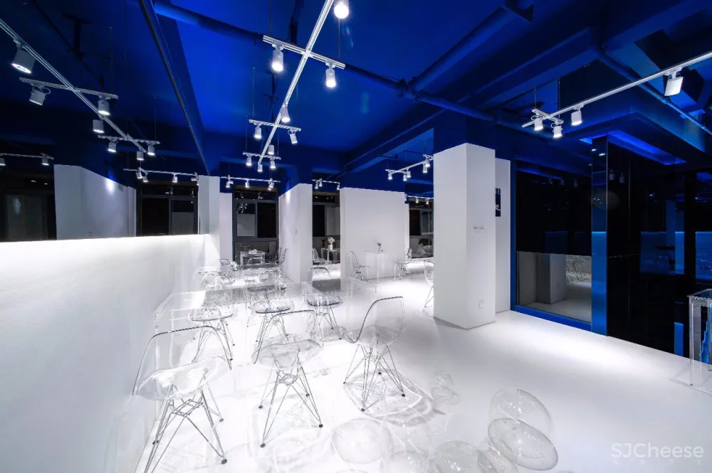 这个蓝色的咖啡馆丨属于大海也属于天空