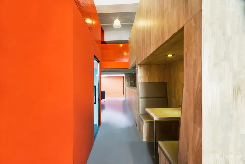 彩色盒子办公空间 / hyperSity