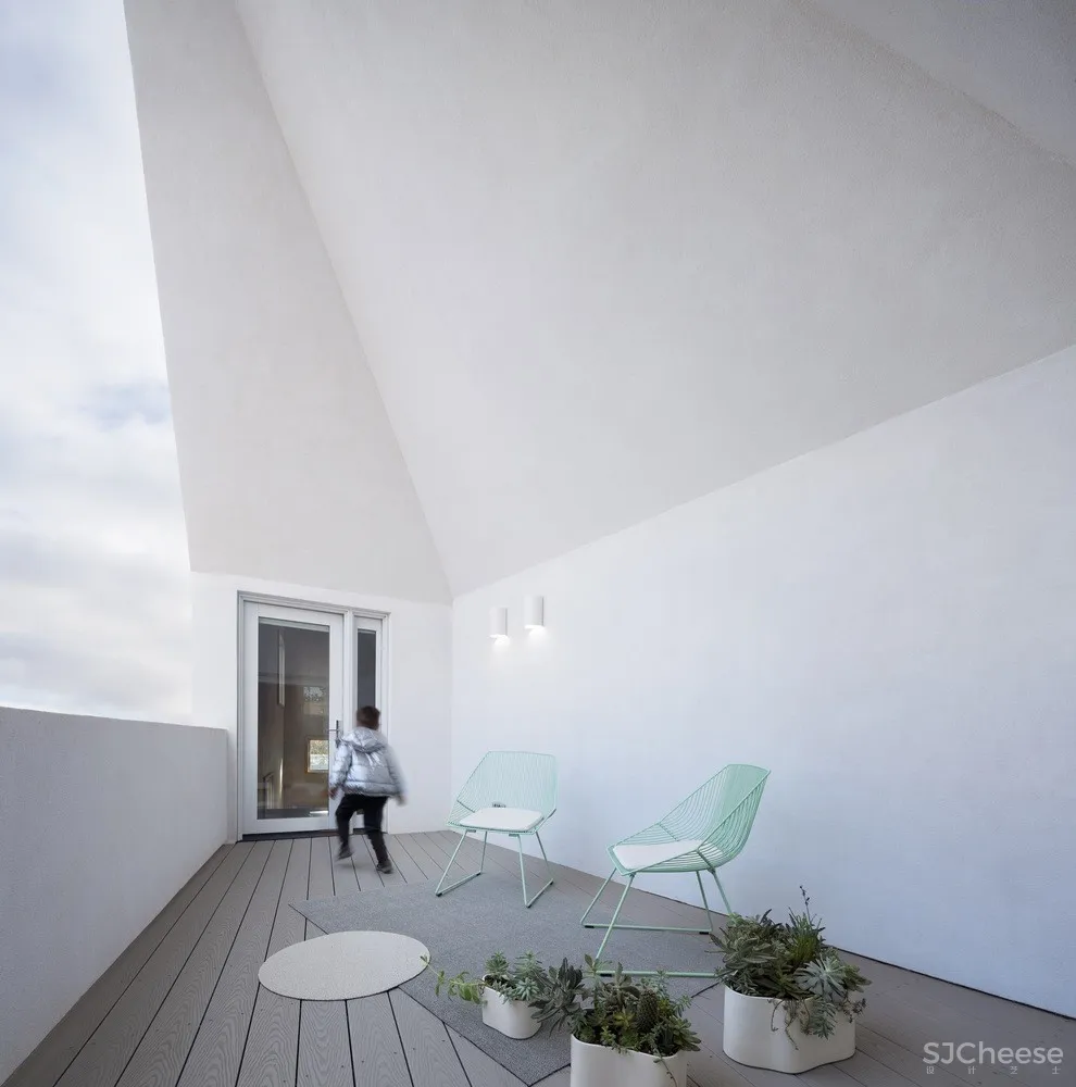 山墙屋顶住宅,美国仅有两座交叉叠层木材住宅之一 / MALL