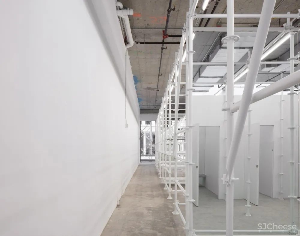 最新 | Jordana Maisie:布满白色脚手架的纽约服装精品店