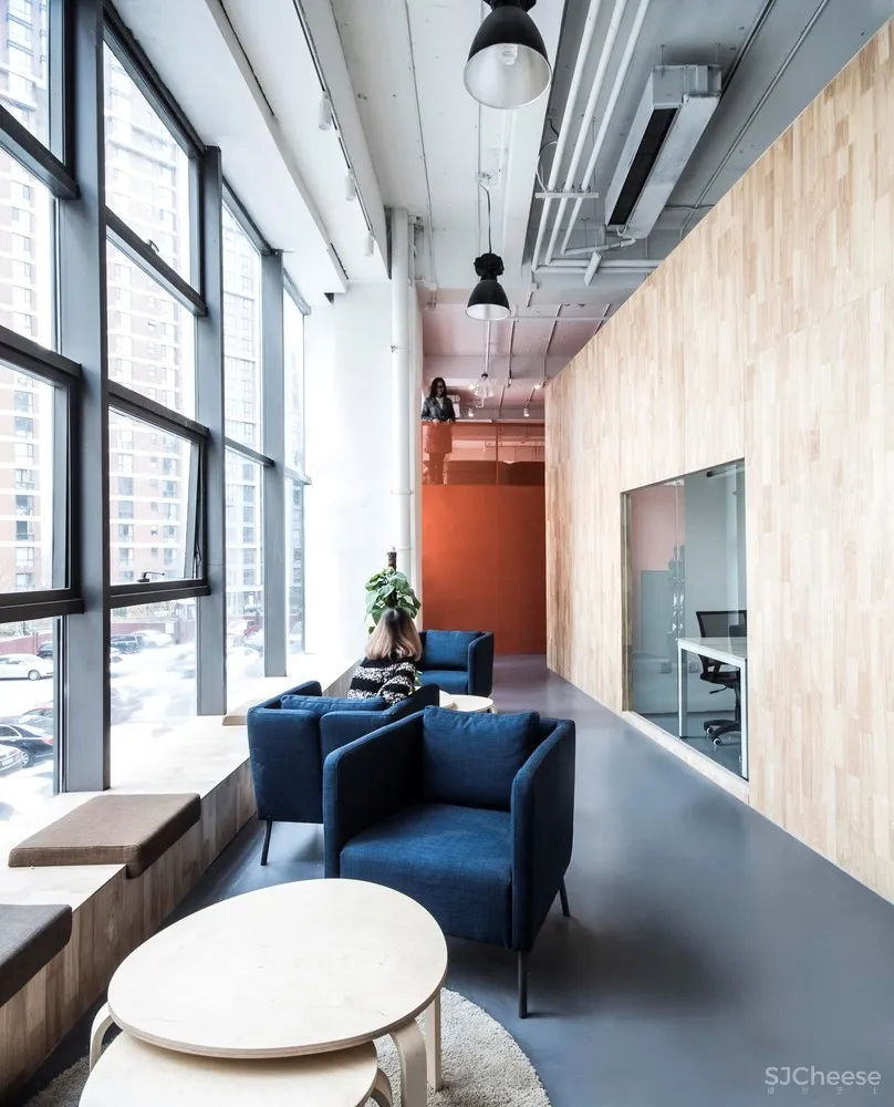 彩色盒子办公空间 / hyperSity