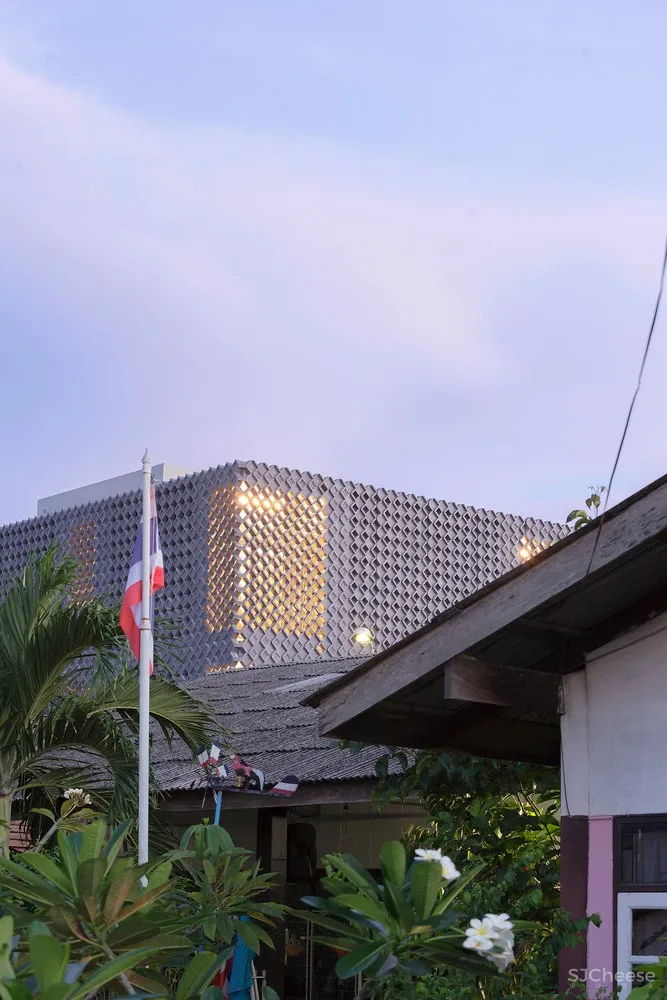 泰国镂空混凝土砖住宅 / all(zone)