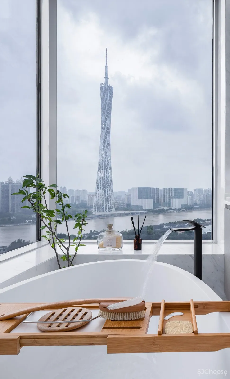 新作| 广州 500m² 大平层无敌江景奢宅，对望广州塔，超大空中泳池！