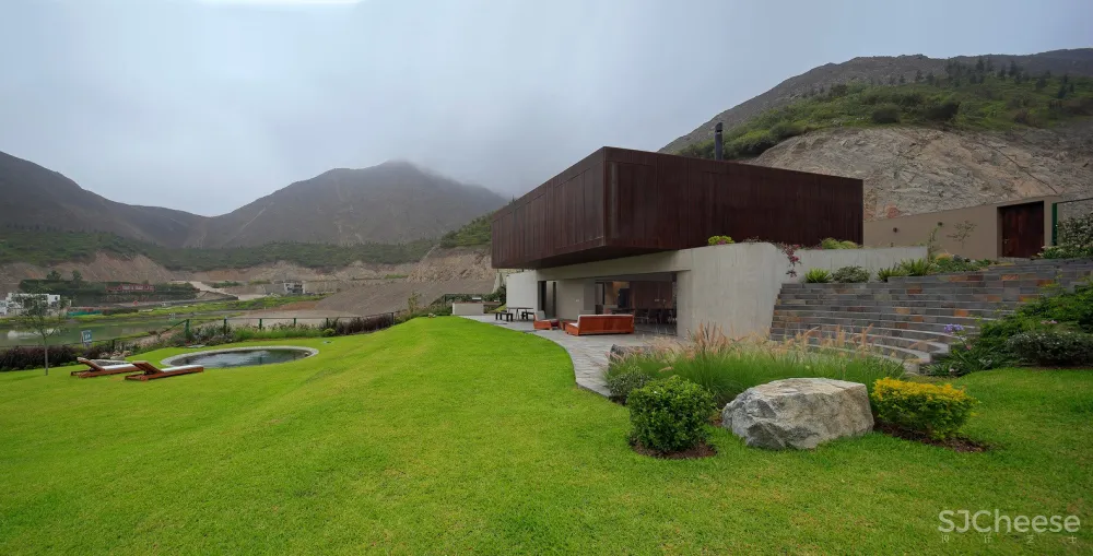 木盒之下 / Martin Dulanto Arquitecto