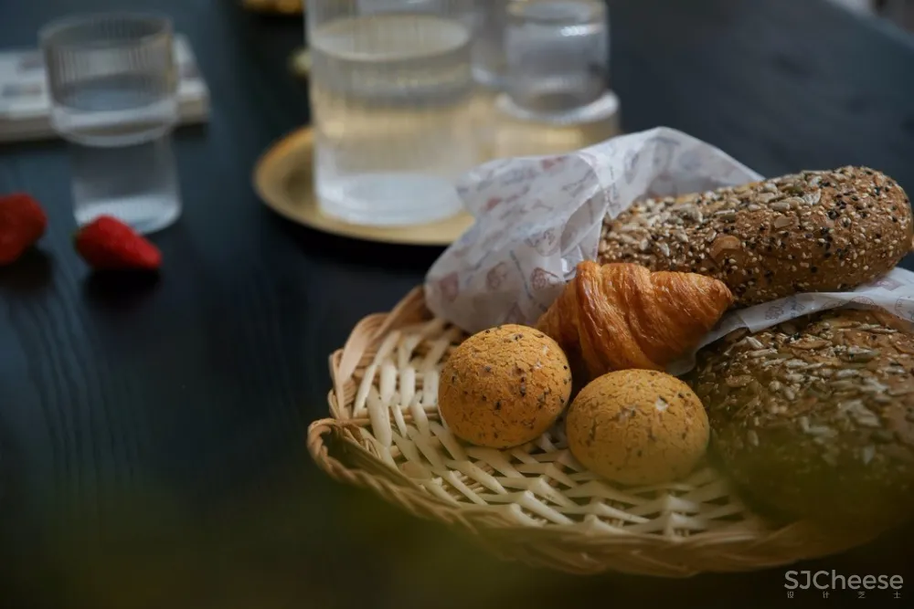 310㎡ 顶层洋房丨在这里养花、聚餐,美极了