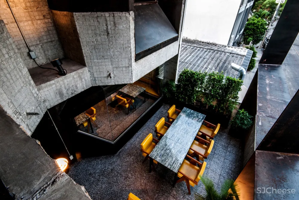 “过时的”混凝土泰国餐厅 / Lump