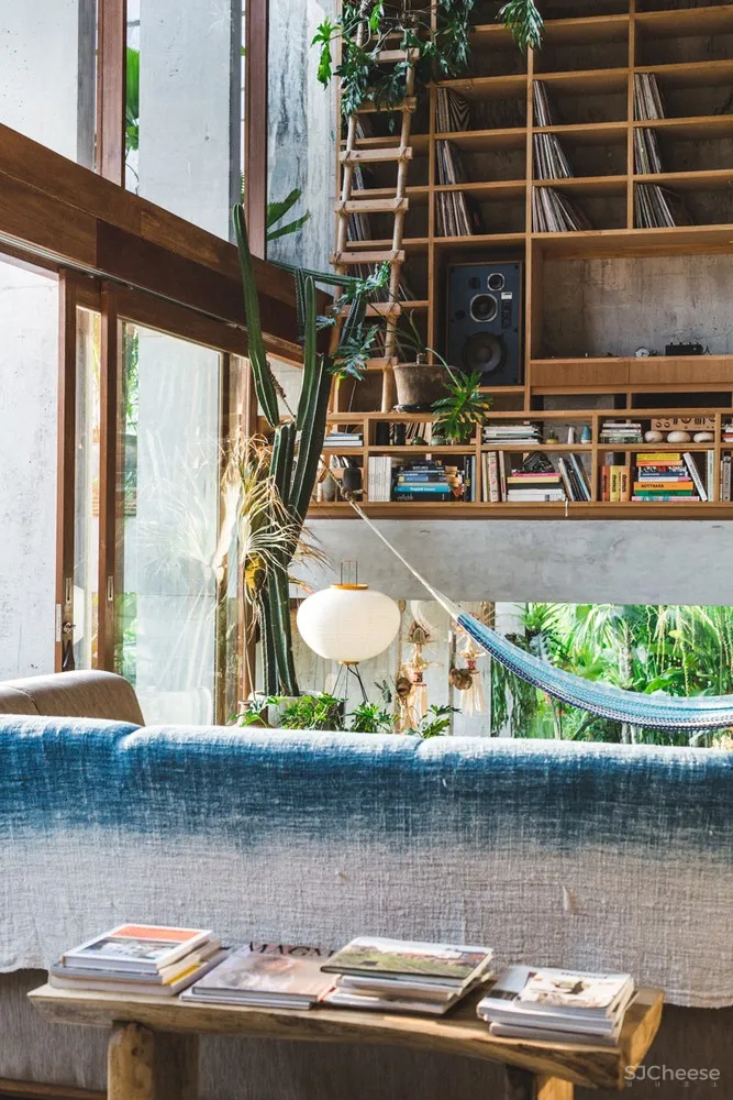 巴厘岛私宅,混凝土与木融入自然风景 / Patishandika