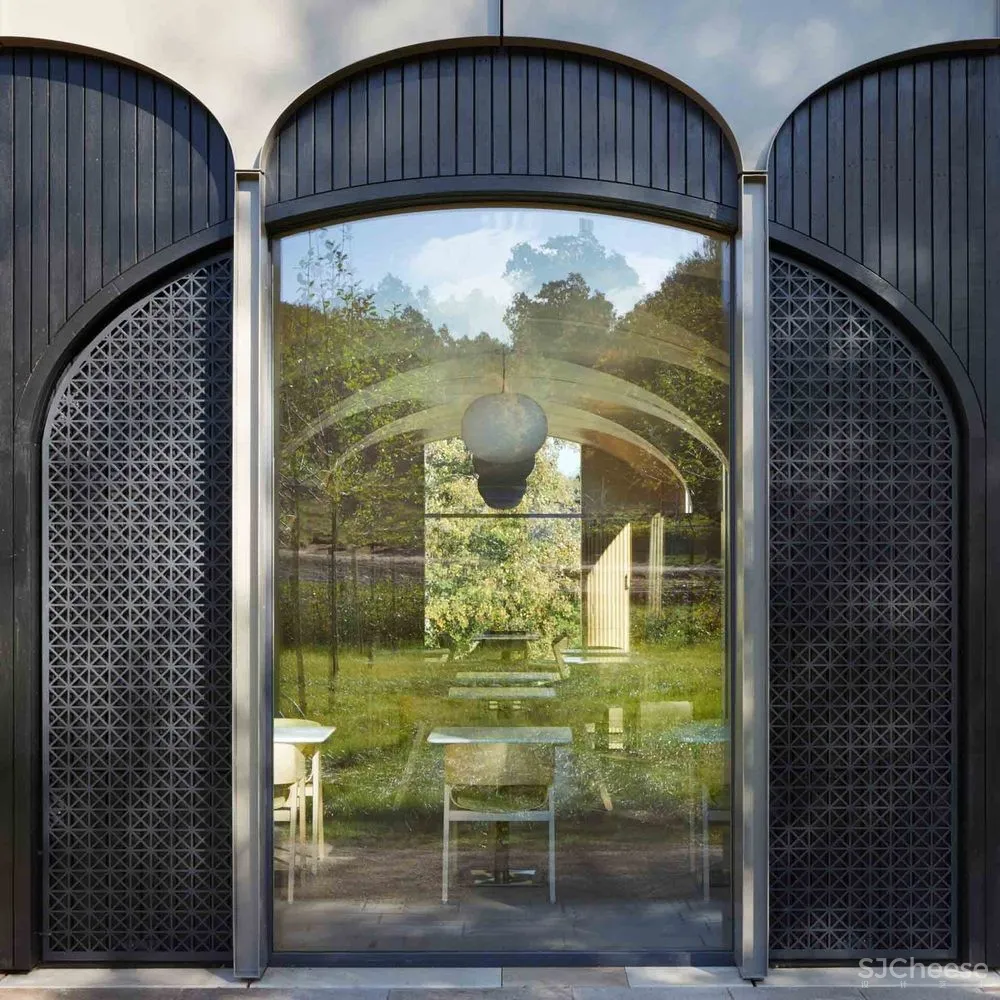 首发 | Morris+Company:充满阳光的拱形轻木餐厅