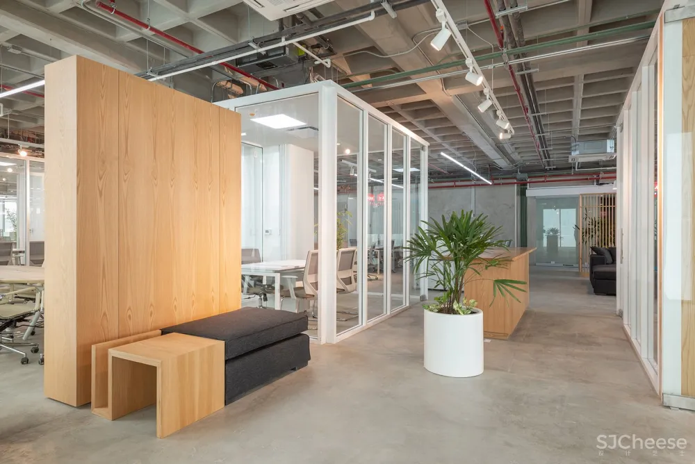 名创优品墨西哥办公空间 / Grupo Lateral Arquitectura y Construcción