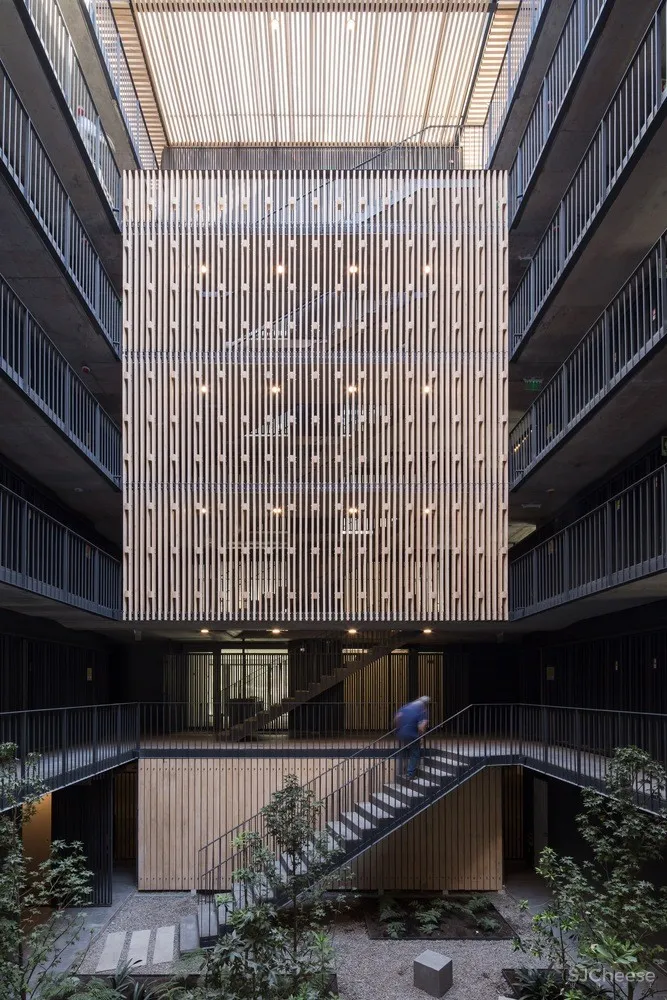 Talhouk + Arquitectos Asociados:智利工业风公寓楼 Echenique 46 Building