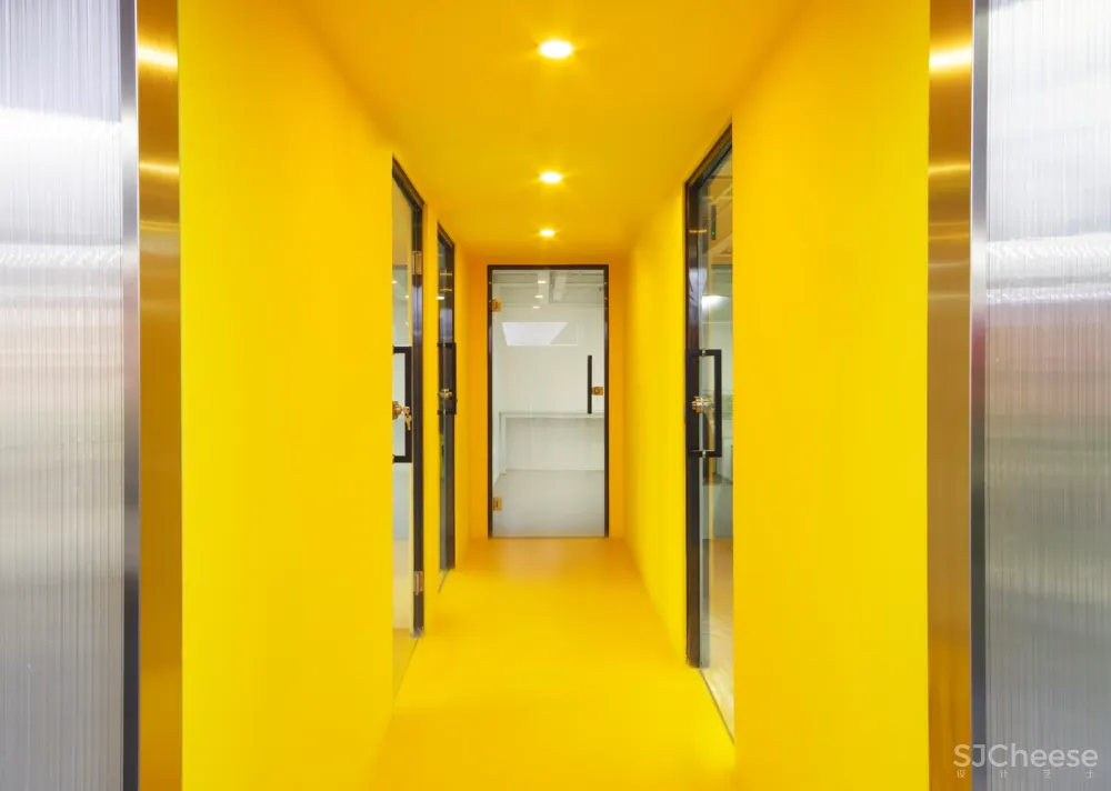 彩色盒子办公空间 / hyperSity