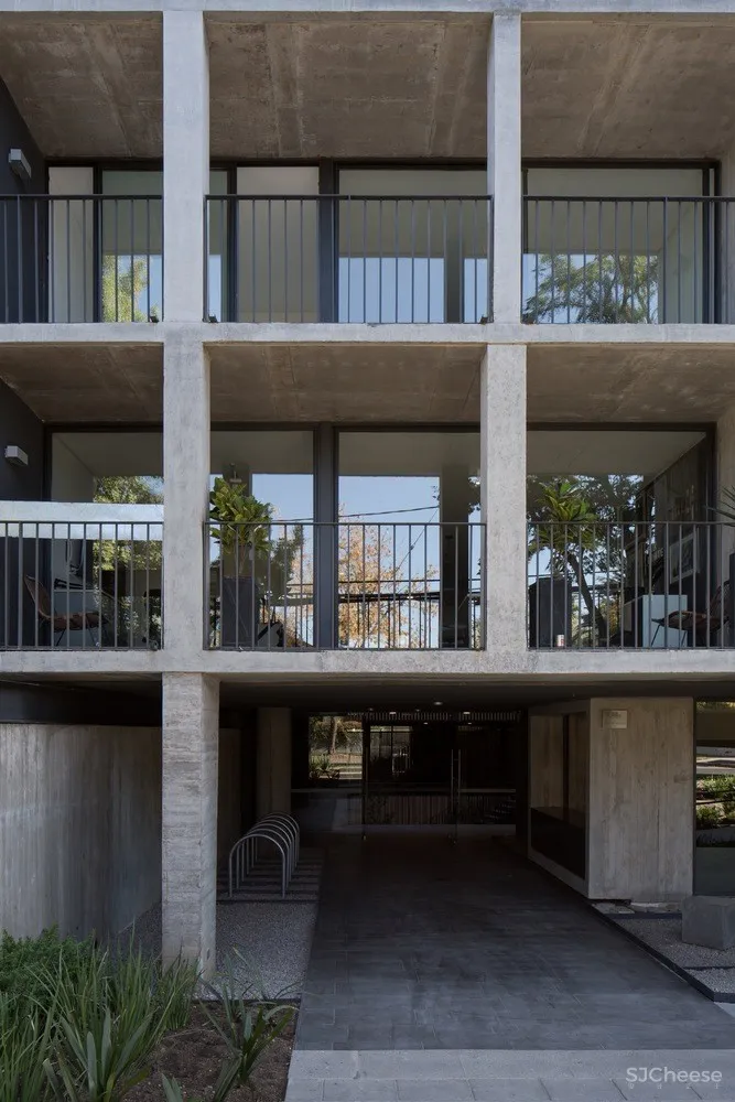 Talhouk + Arquitectos Asociados:智利工业风公寓楼 Echenique 46 Building