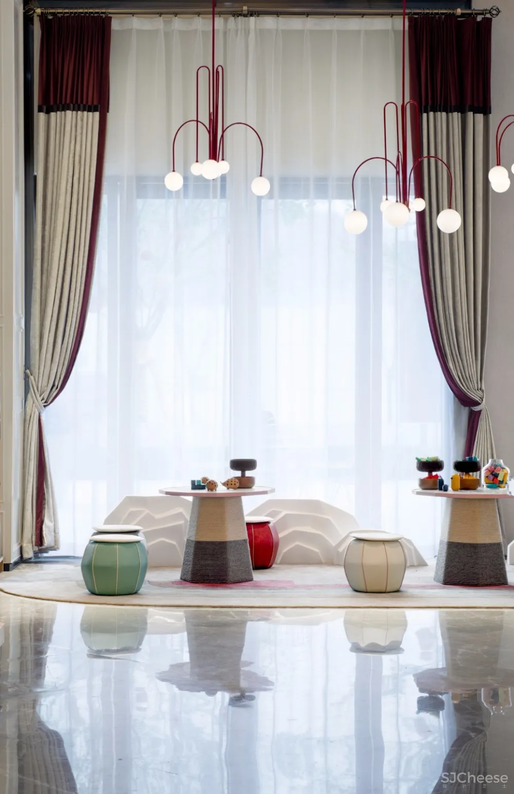 以“下午茶”为氛围主题丨营造出古典英伦风与现代摩登感交织共映的售楼空间