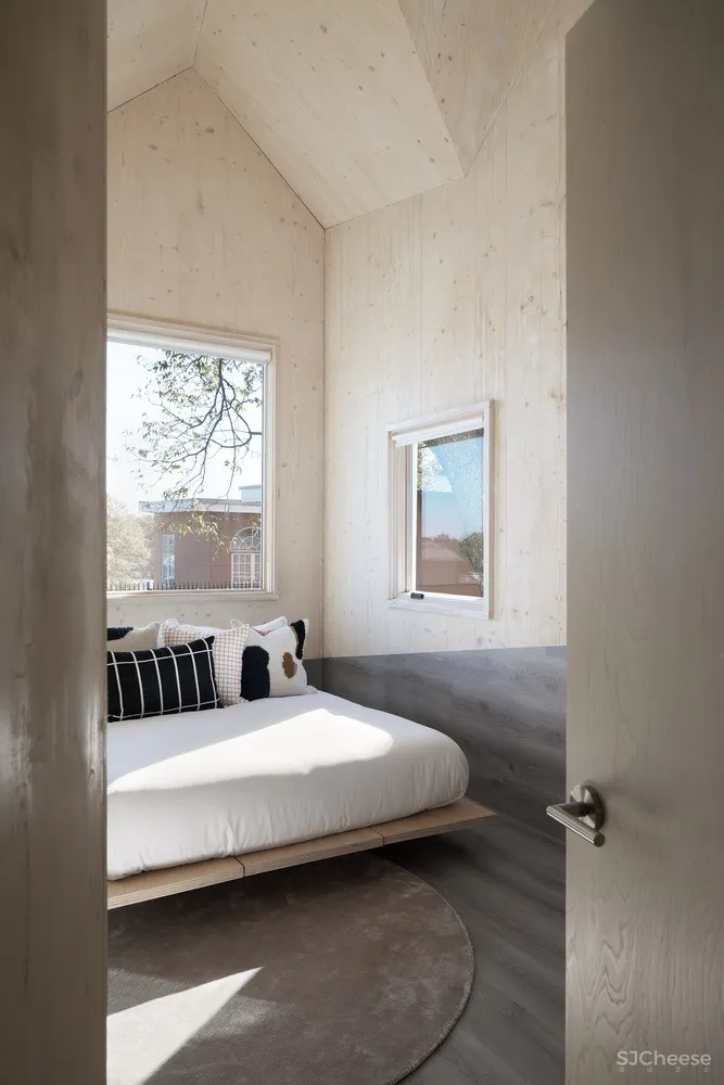 山墙屋顶住宅,美国仅有两座交叉叠层木材住宅之一 / MALL