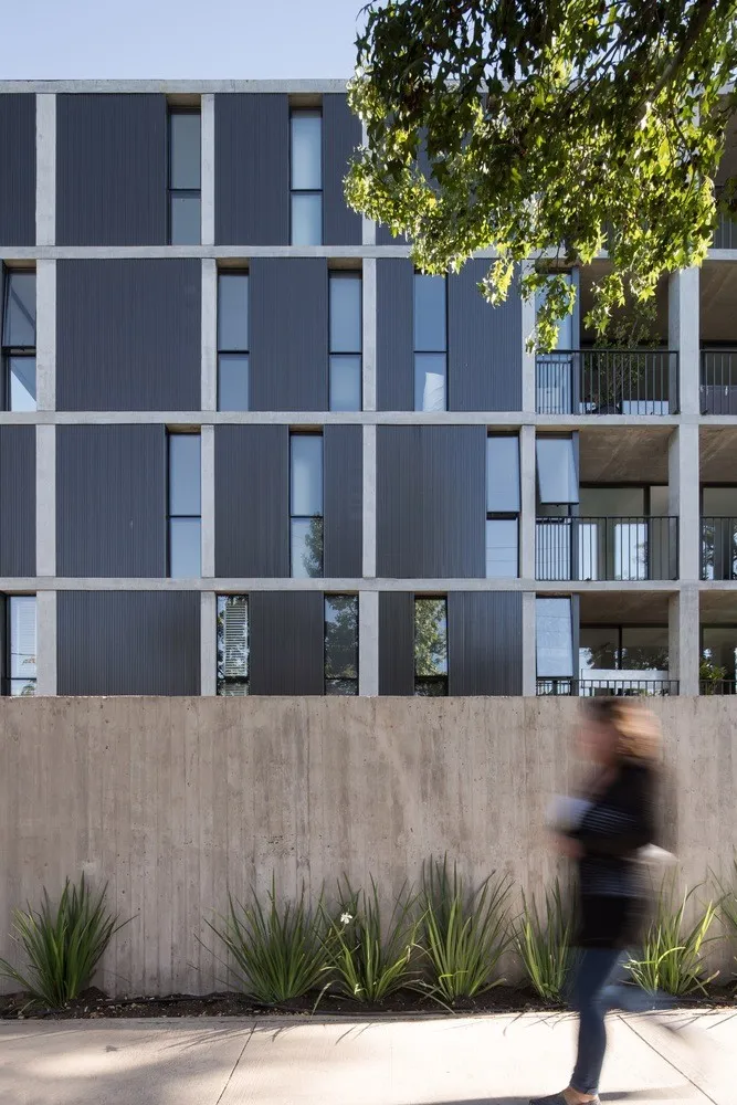 Talhouk + Arquitectos Asociados:智利工业风公寓楼 Echenique 46 Building