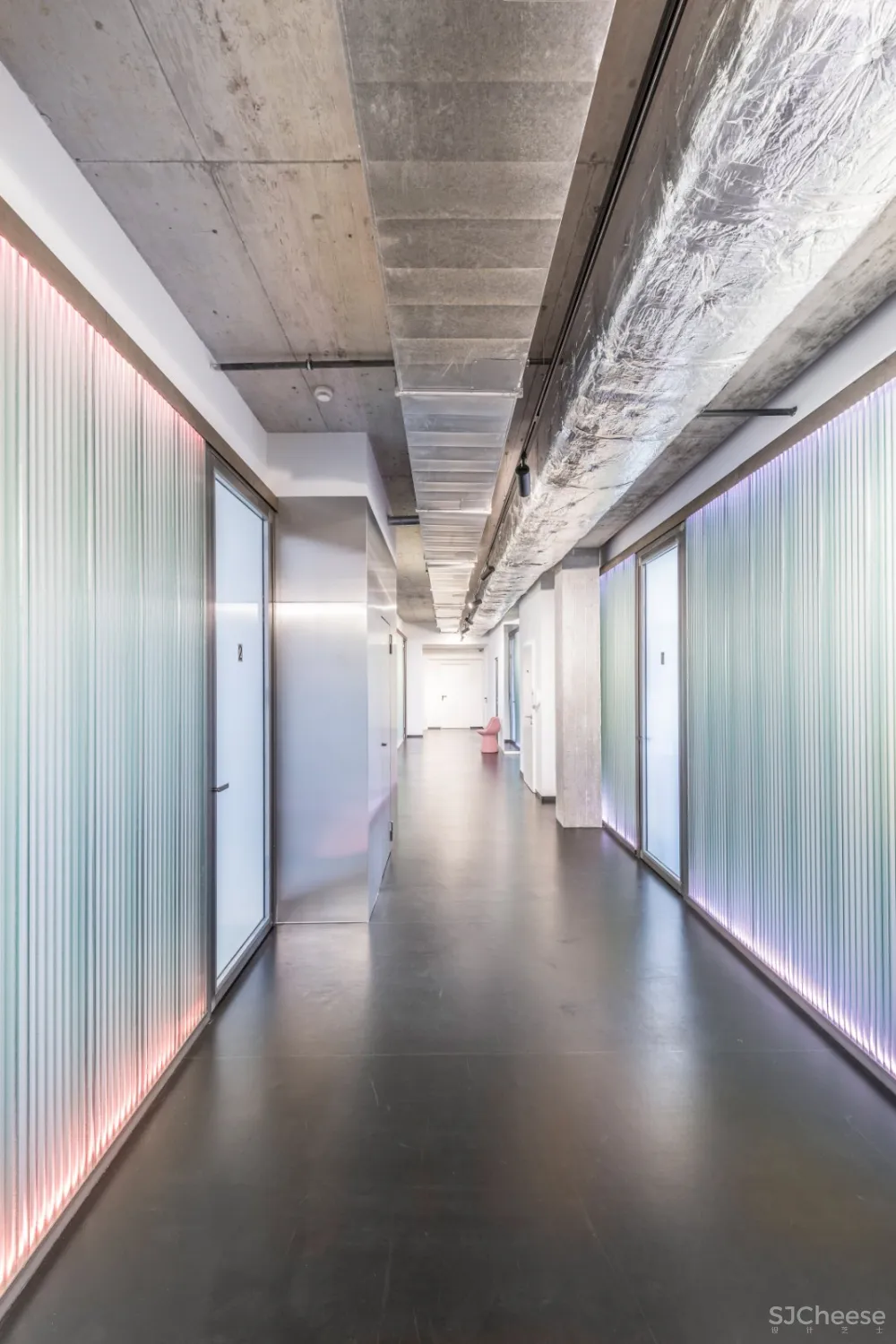 首发 | Berghain designers Studio Karhard:都市概念酷吧牙科诊所