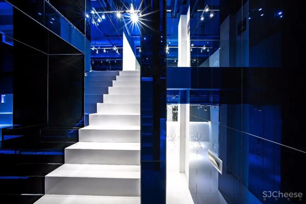 这个蓝色的咖啡馆丨属于大海也属于天空