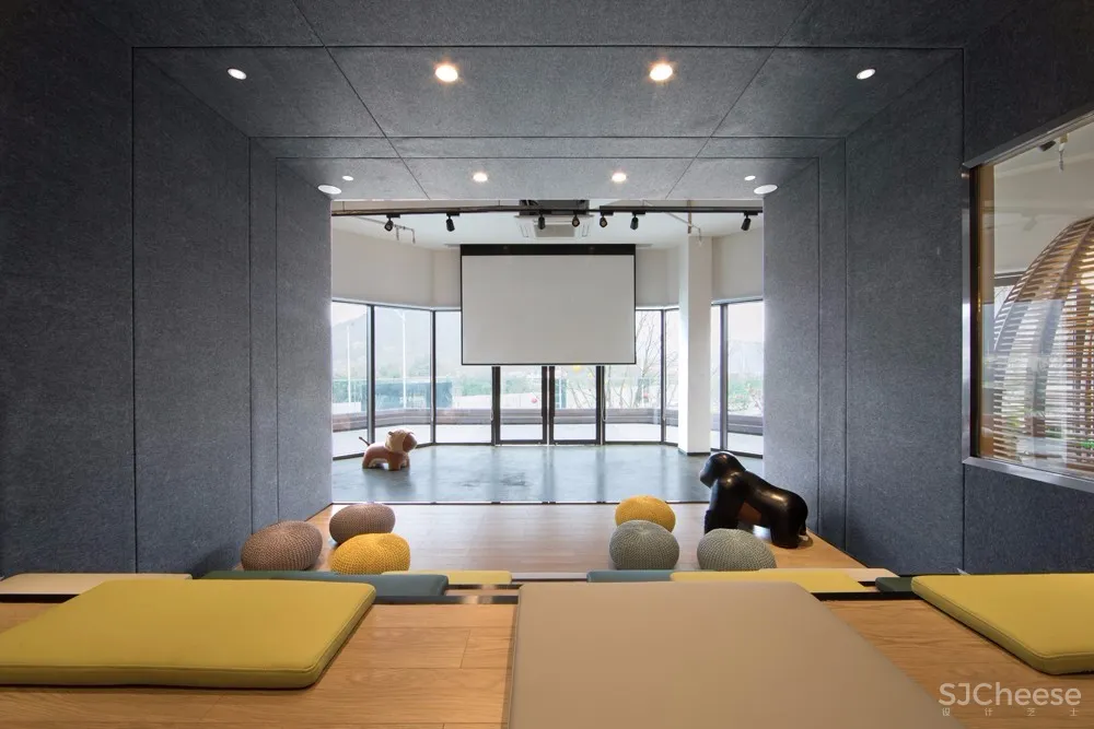 以“下午茶”为氛围主题丨营造出古典英伦风与现代摩登感交织共映的售楼空间