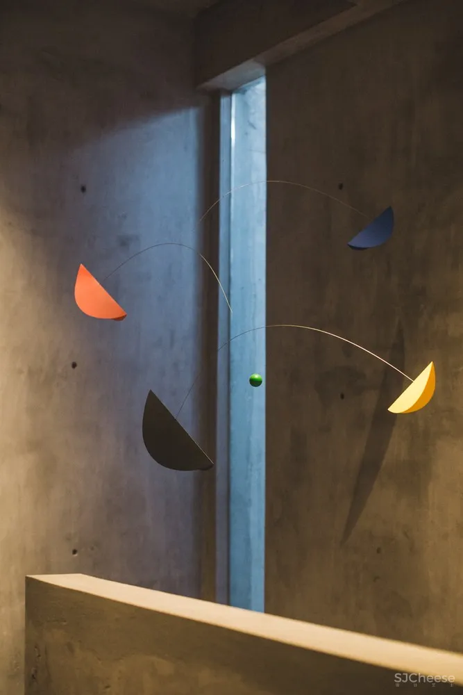 巴厘岛私宅,混凝土与木融入自然风景 / Patishandika