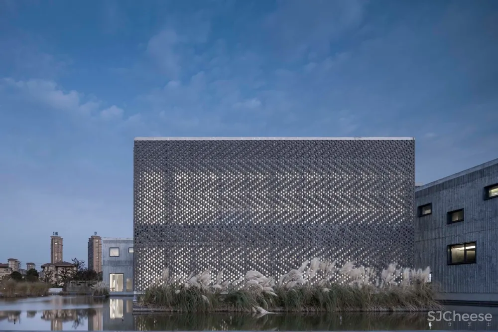 靖江市民俗艺术馆 / 荣朝晖工作室