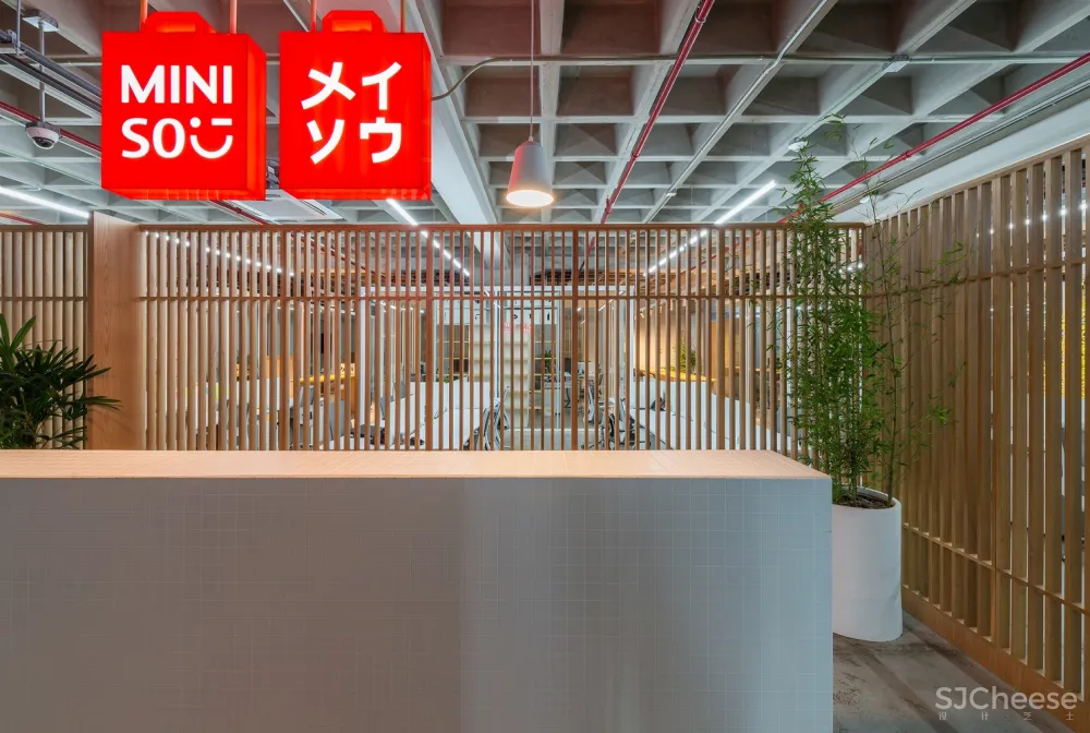 名创优品墨西哥办公空间 / Grupo Lateral Arquitectura y Construcción