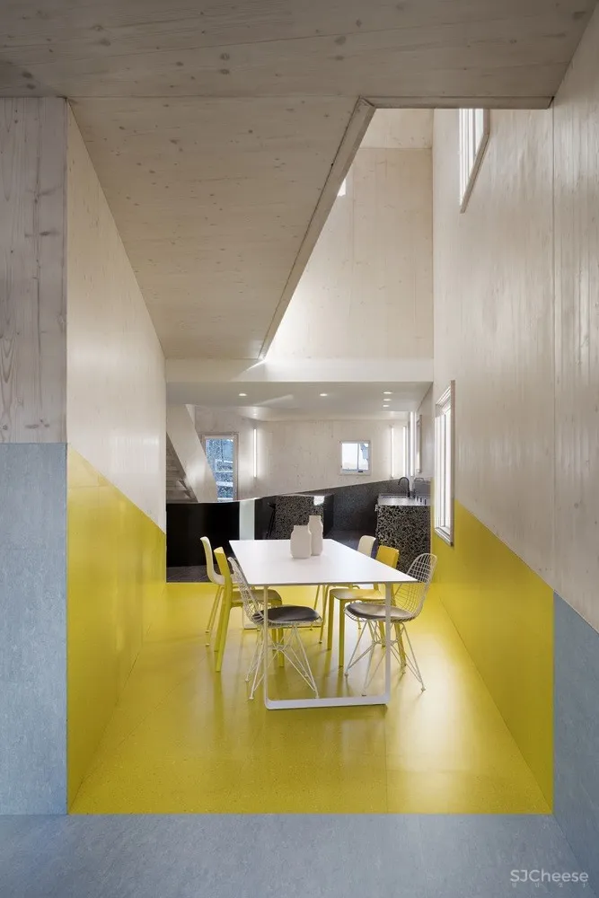 山墙屋顶住宅,美国仅有两座交叉叠层木材住宅之一 / MALL