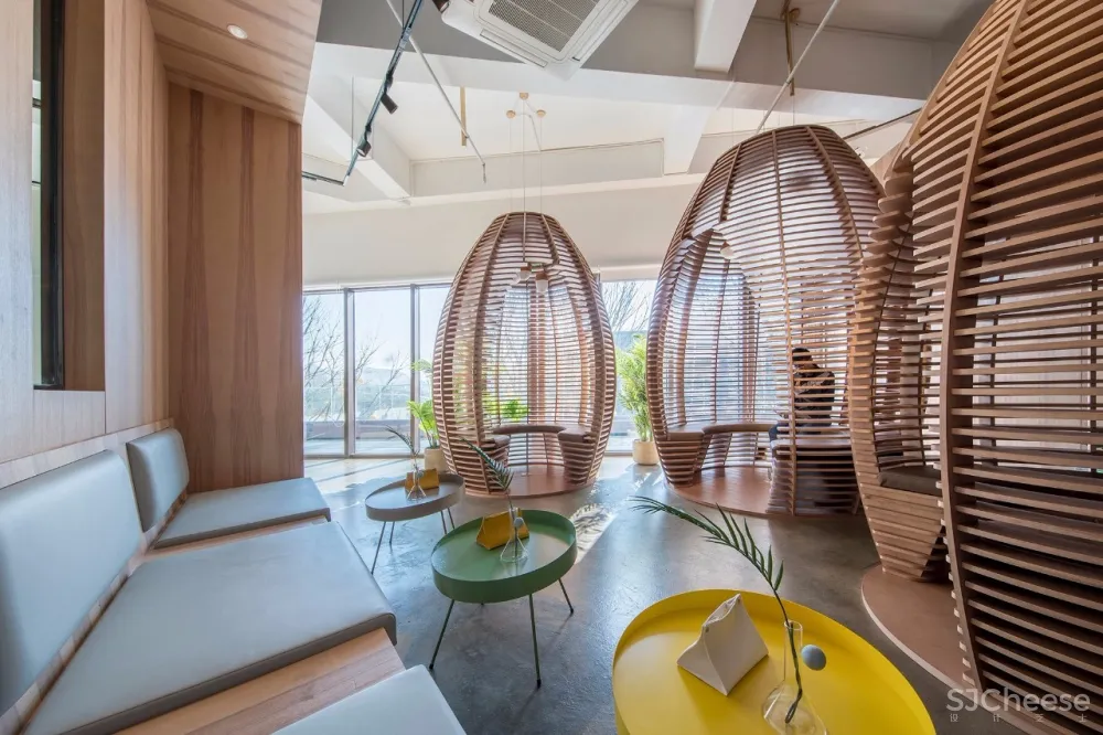 以“下午茶”为氛围主题丨营造出古典英伦风与现代摩登感交织共映的售楼空间