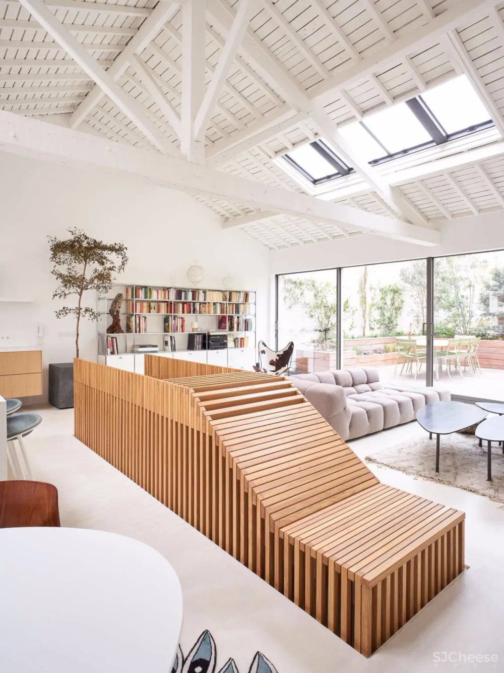 首发 | 05 AM arquitectura 明快美学:巴黎白色阁楼的内部翻新