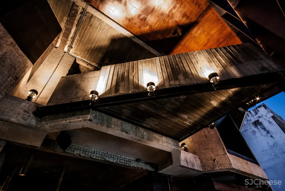 “过时的”混凝土泰国餐厅 / Lump