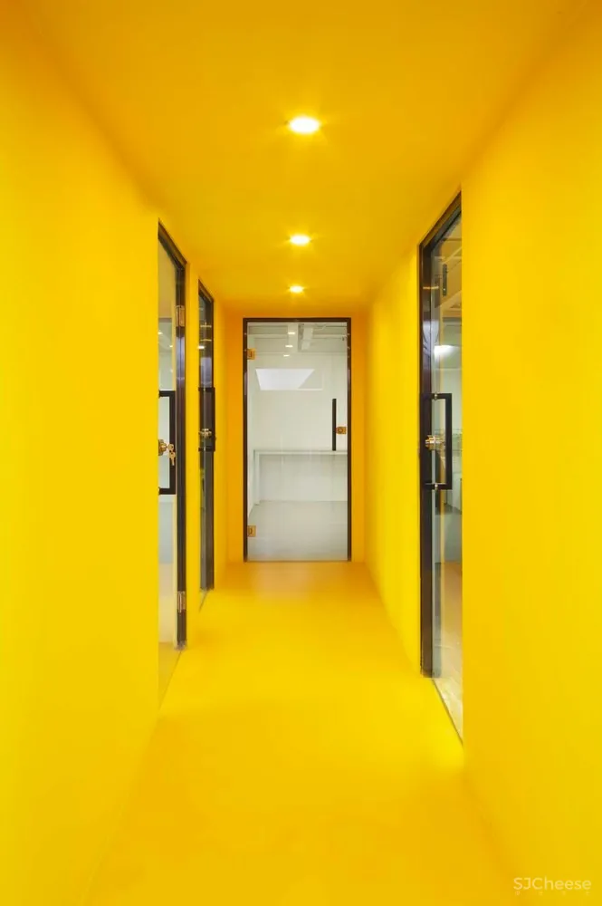 彩色盒子办公空间 / hyperSity