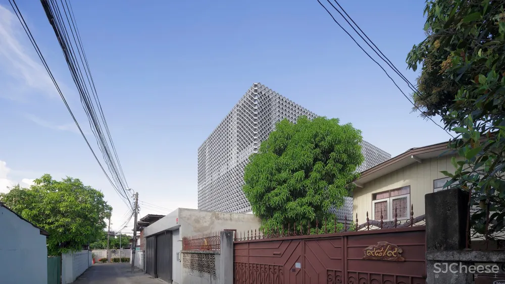 泰国镂空混凝土砖住宅 / all(zone)