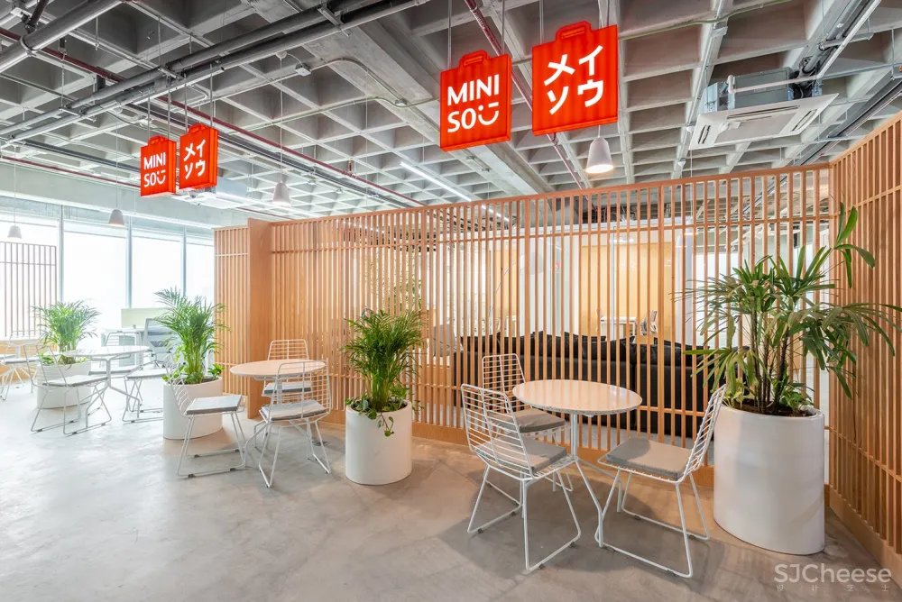 名创优品墨西哥办公空间 / Grupo Lateral Arquitectura y Construcción