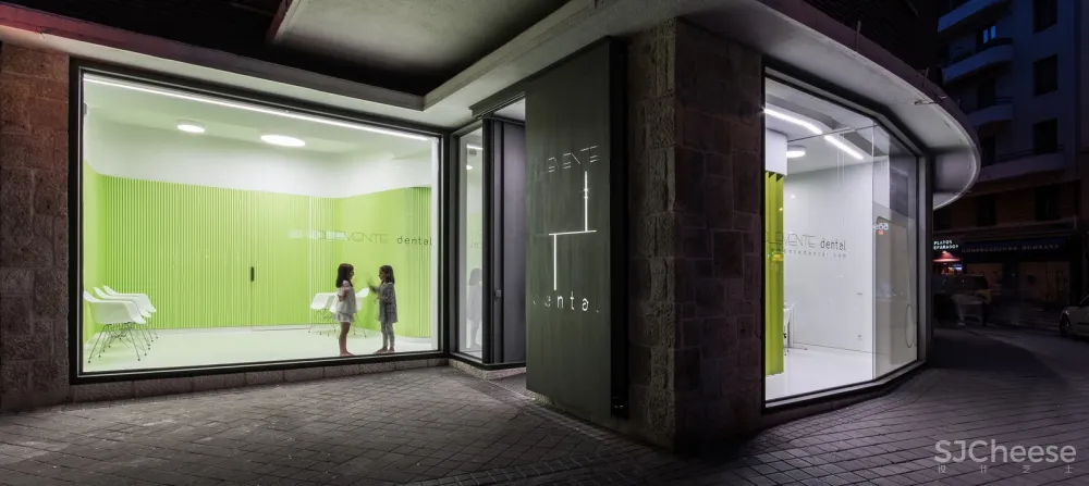 首发 | LANDÍNEZ+REY:马德里明亮绿色牙科诊所
