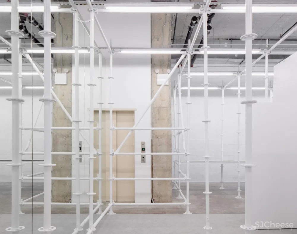 最新 | Jordana Maisie:布满白色脚手架的纽约服装精品店