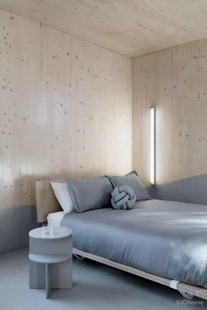 山墙屋顶住宅,美国仅有两座交叉叠层木材住宅之一 / MALL