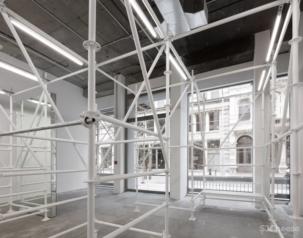 最新 | Jordana Maisie:布满白色脚手架的纽约服装精品店