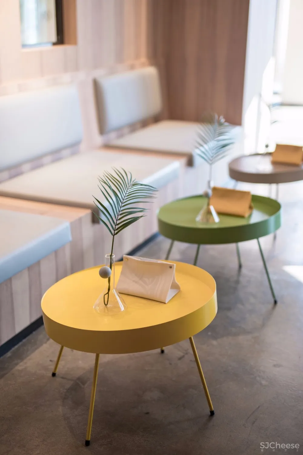 以“下午茶”为氛围主题丨营造出古典英伦风与现代摩登感交织共映的售楼空间