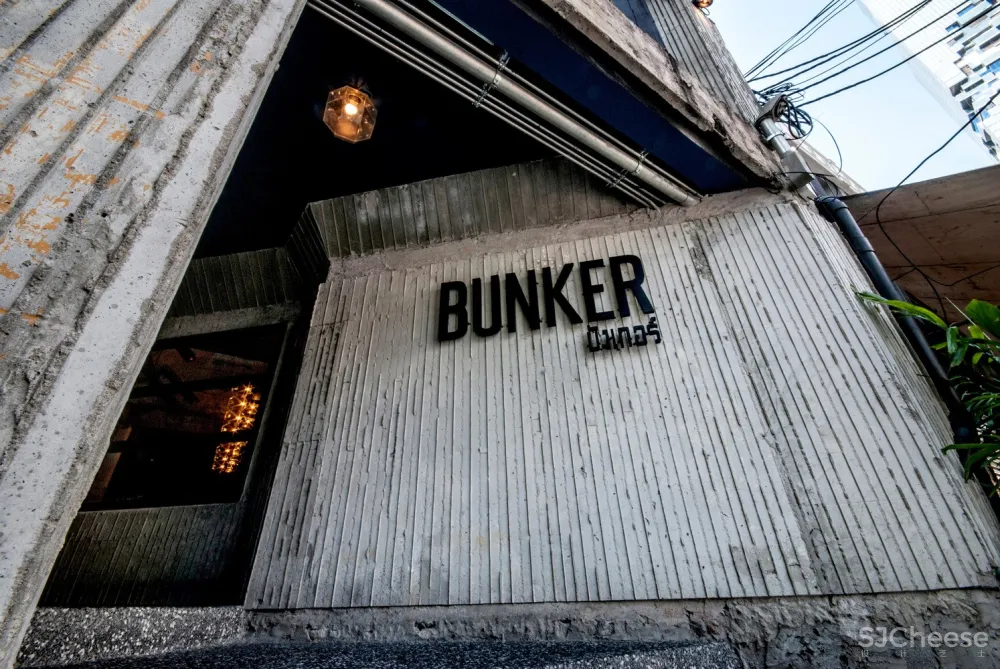 “过时的”混凝土泰国餐厅 / Lump