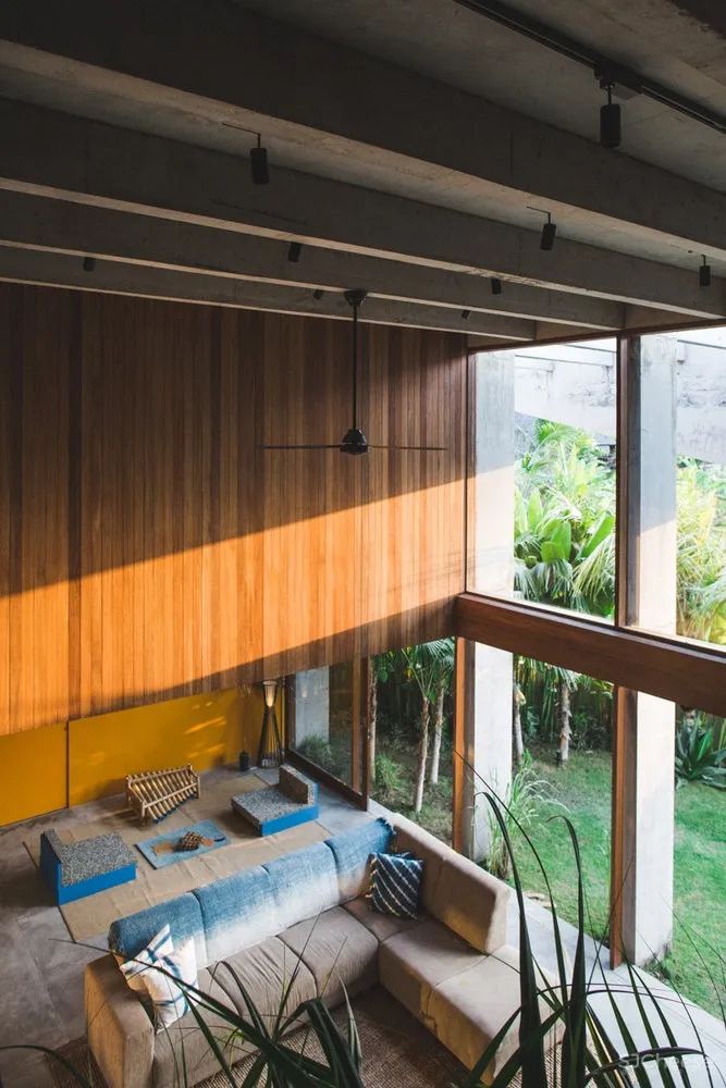 巴厘岛私宅,混凝土与木融入自然风景 / Patishandika