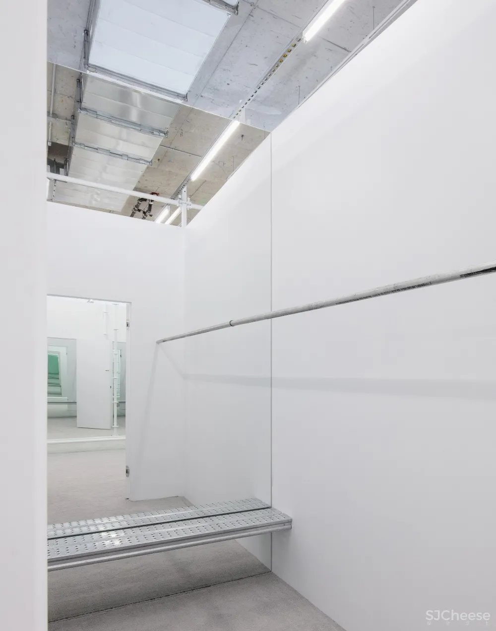 最新 | Jordana Maisie:布满白色脚手架的纽约服装精品店