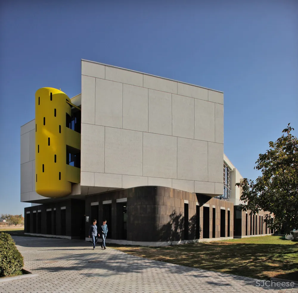 Ayb中学教学楼C座,亚美尼亚 / Storaket Architectural Studio