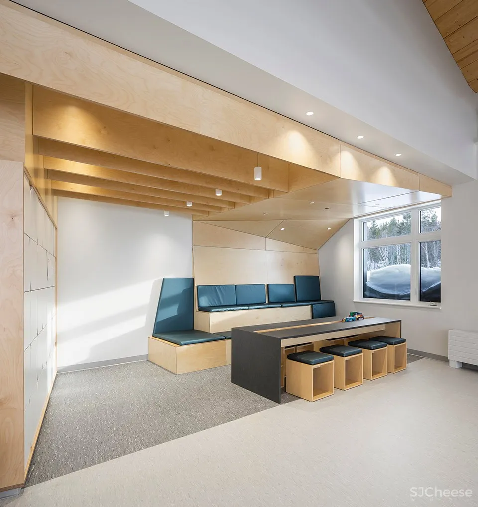 Metis Beach中学,魁北克 / PROULXSAVARD + CCM2