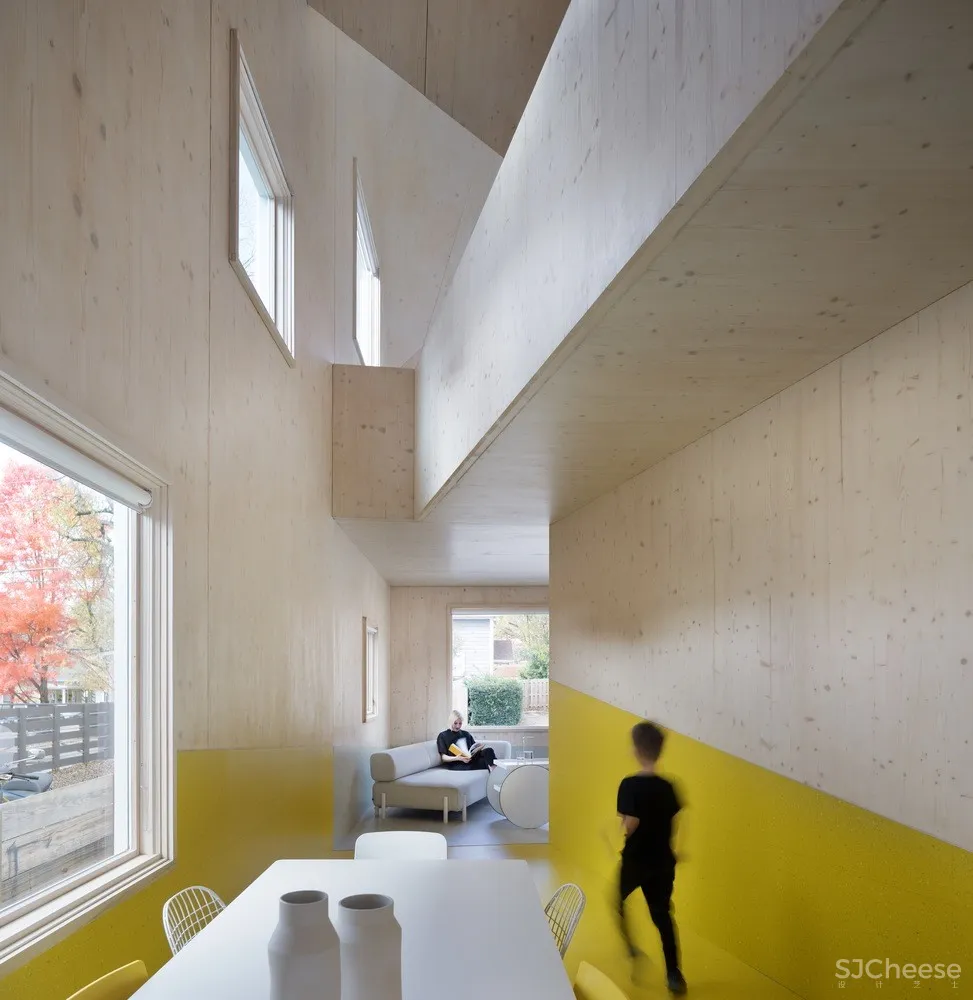 山墙屋顶住宅,美国仅有两座交叉叠层木材住宅之一 / MALL