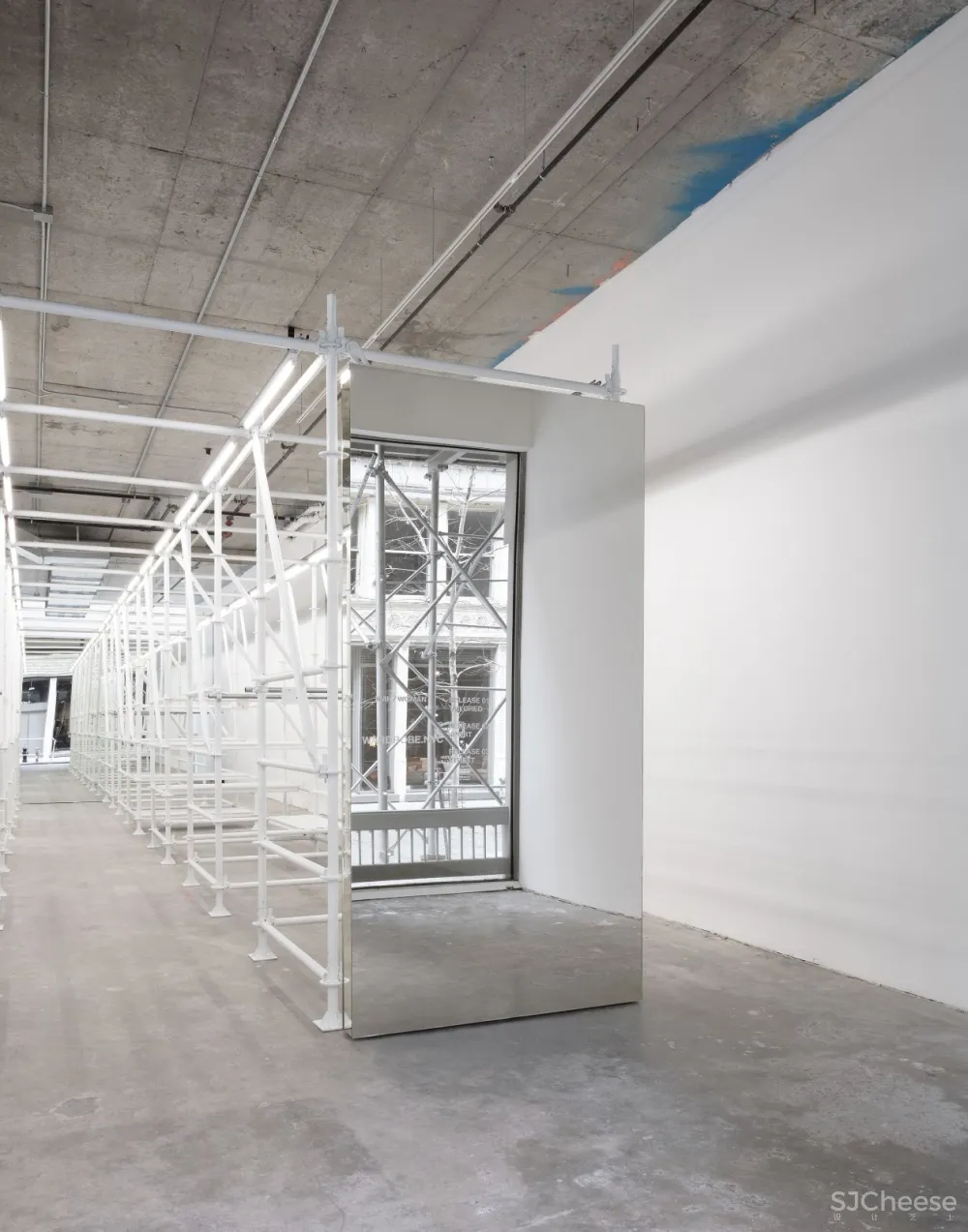 最新 | Jordana Maisie:布满白色脚手架的纽约服装精品店