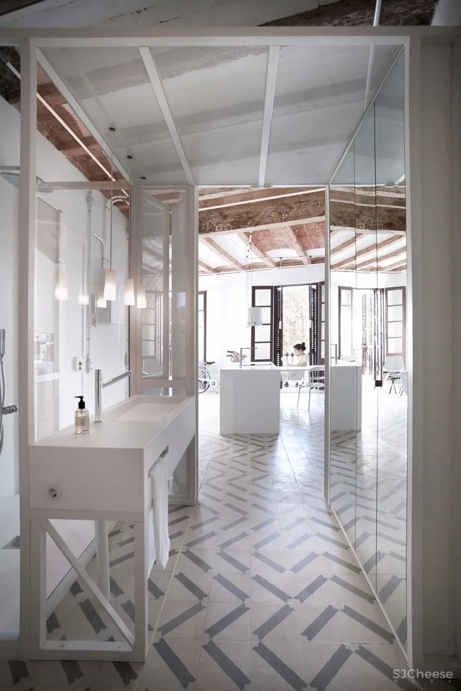 Cometa Architects:The Lightslice,从破旧公寓到阳光漫射居所