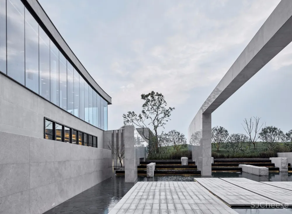 新作 | 唐忠汉:静美大地灰,错叠趣味的虚实与空灵