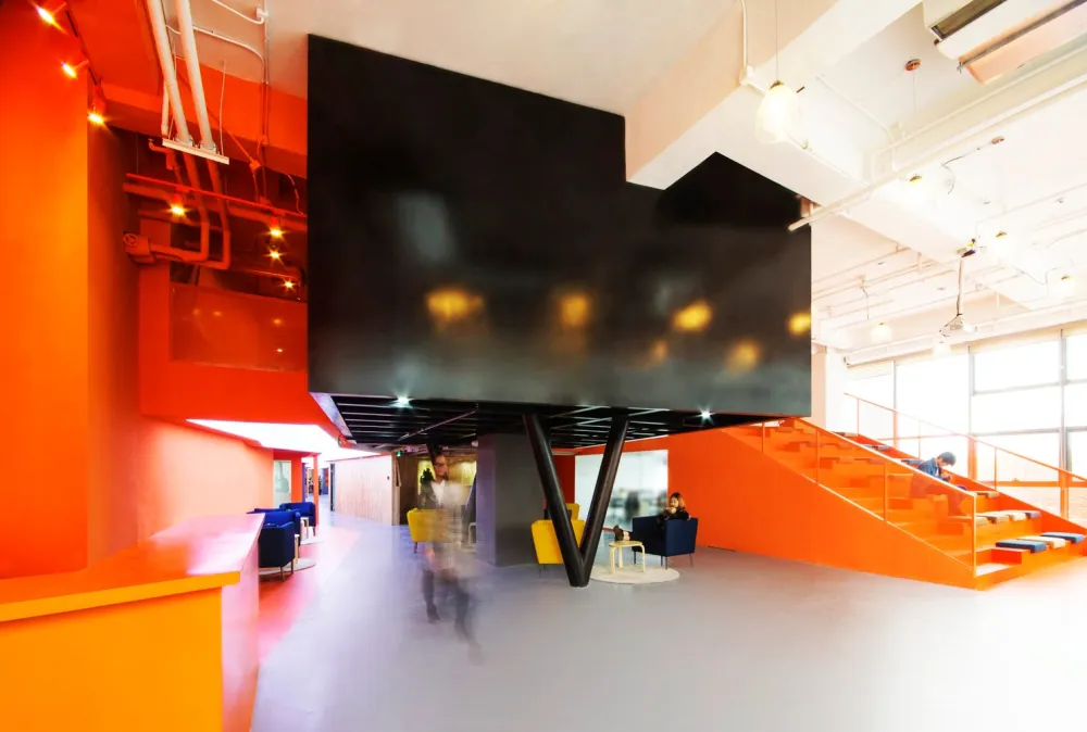 彩色盒子办公空间 / hyperSity