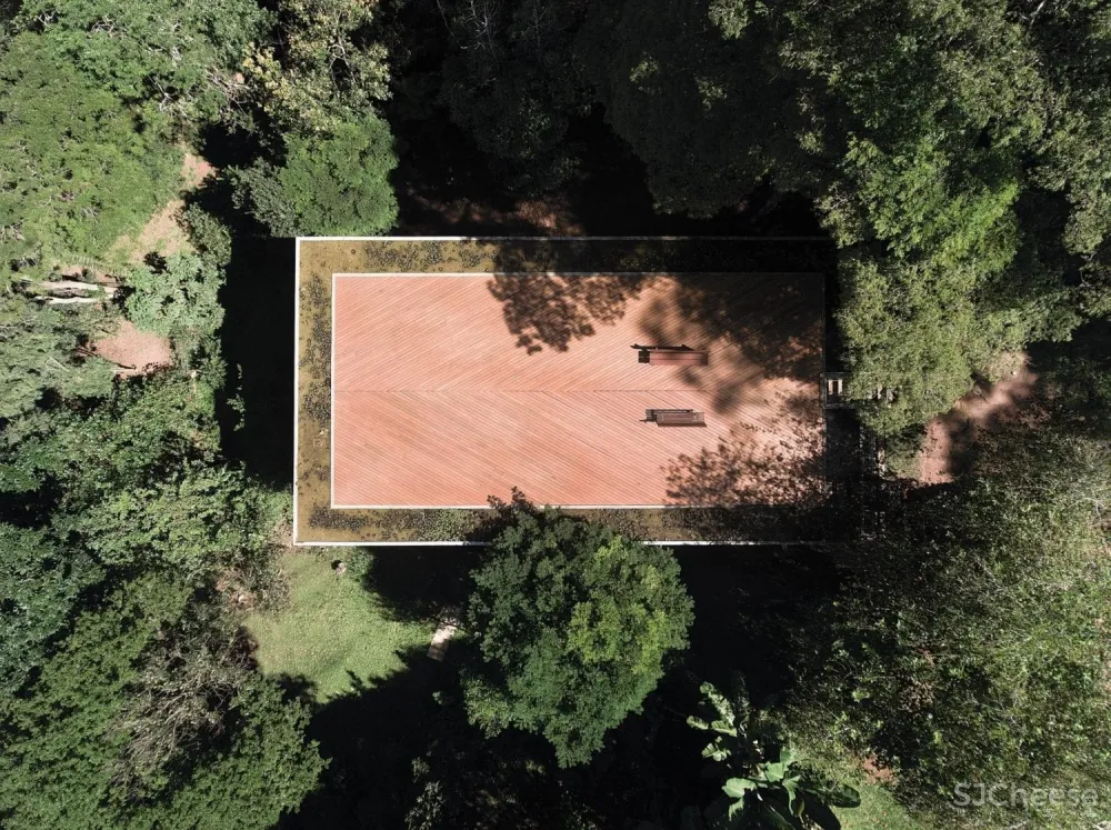 首发 | ATELIER BRANCO:隐匿在绿色森林之中的巴西图书馆