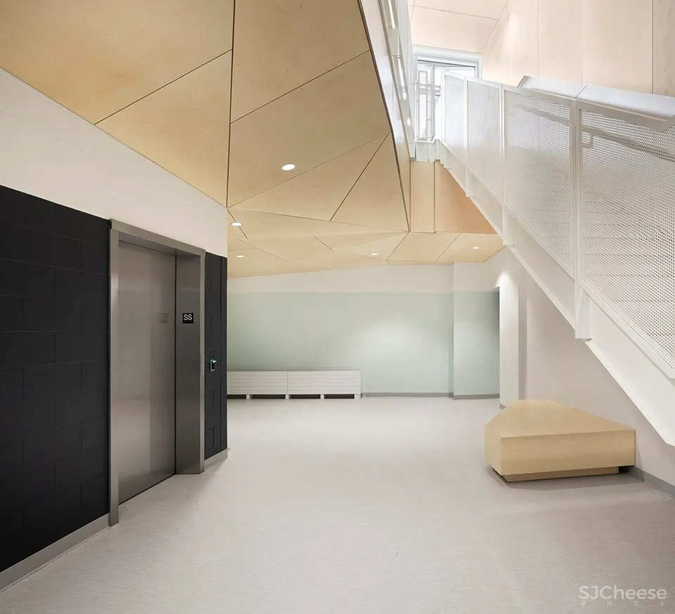 Metis Beach中学,魁北克 / PROULXSAVARD + CCM2